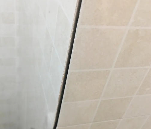 松山瓷砖空鼓维修公司分享阳台瓷砖脱落的修复过程可以分为以下几个步骤